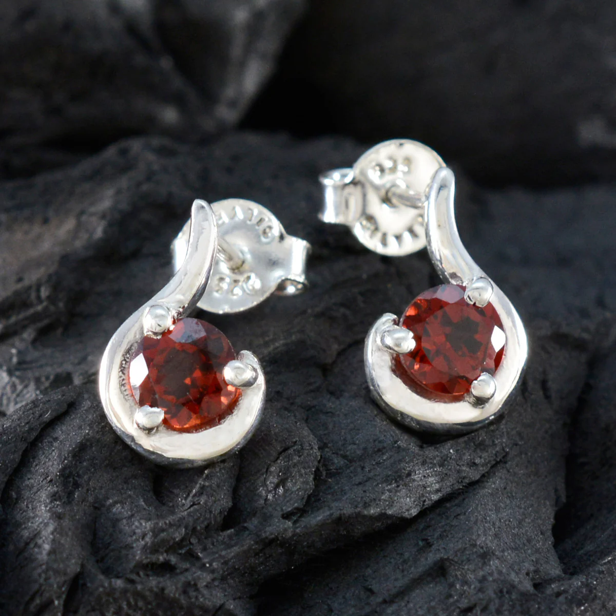 Garnet Turkish Carolina Solitaire Stud Red 925 Silver Earring - Image 4